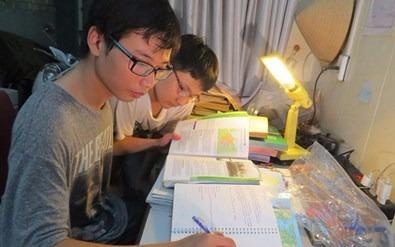 Nguoi dan ong cho 2 con bo truong tu hoc o nha: Giot nuoc tran ly hinh anh