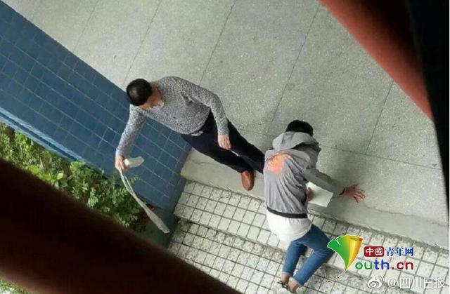 thay giao danh hoc sinh anh 3