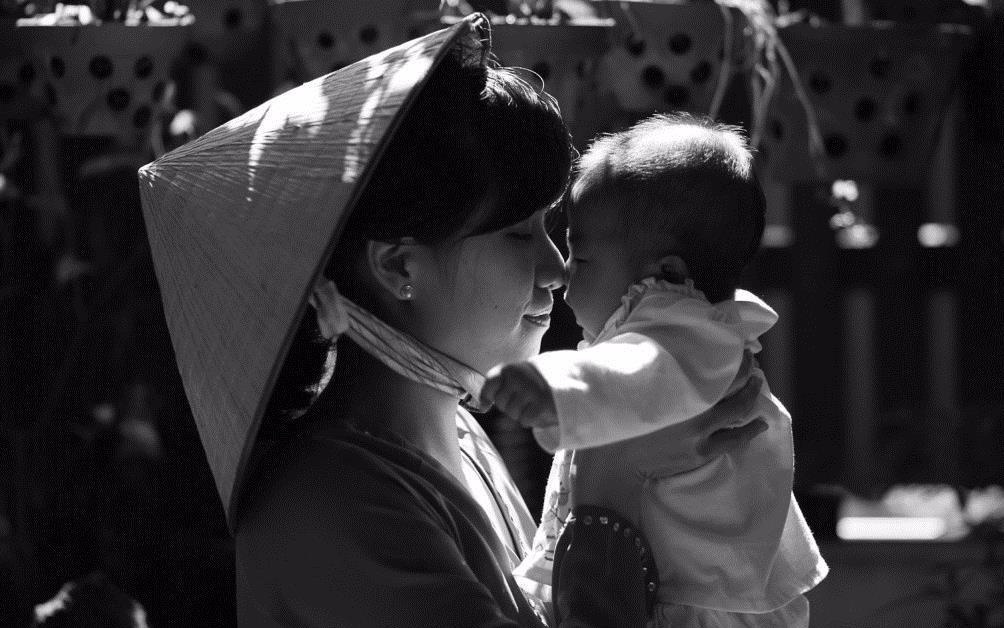 Video xuc dong ve me khien nhieu nguoi roi le hinh anh