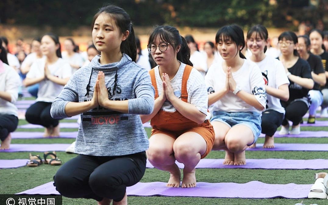 Hoc sinh Trung Quoc tap yoga truoc ky thi khac nghiet hinh anh