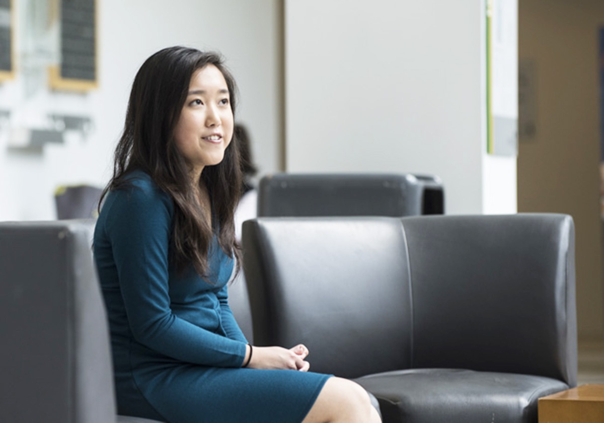 nữ sinh nhận bằng thạc sĩ ảnh 1 nu sinh nhan bang thac si anh 1