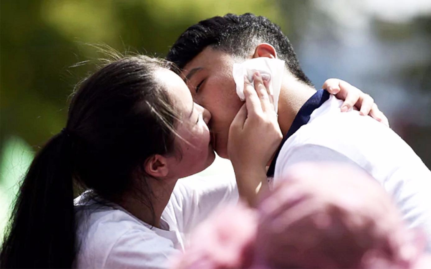 Truong cao dang Trung Quoc phat sinh vien hon nhau hinh anh