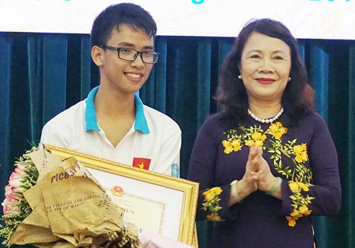 Nam sinh suyt bi tu choi visa di My duoc Bo Giao duc tuyen duong hinh anh
