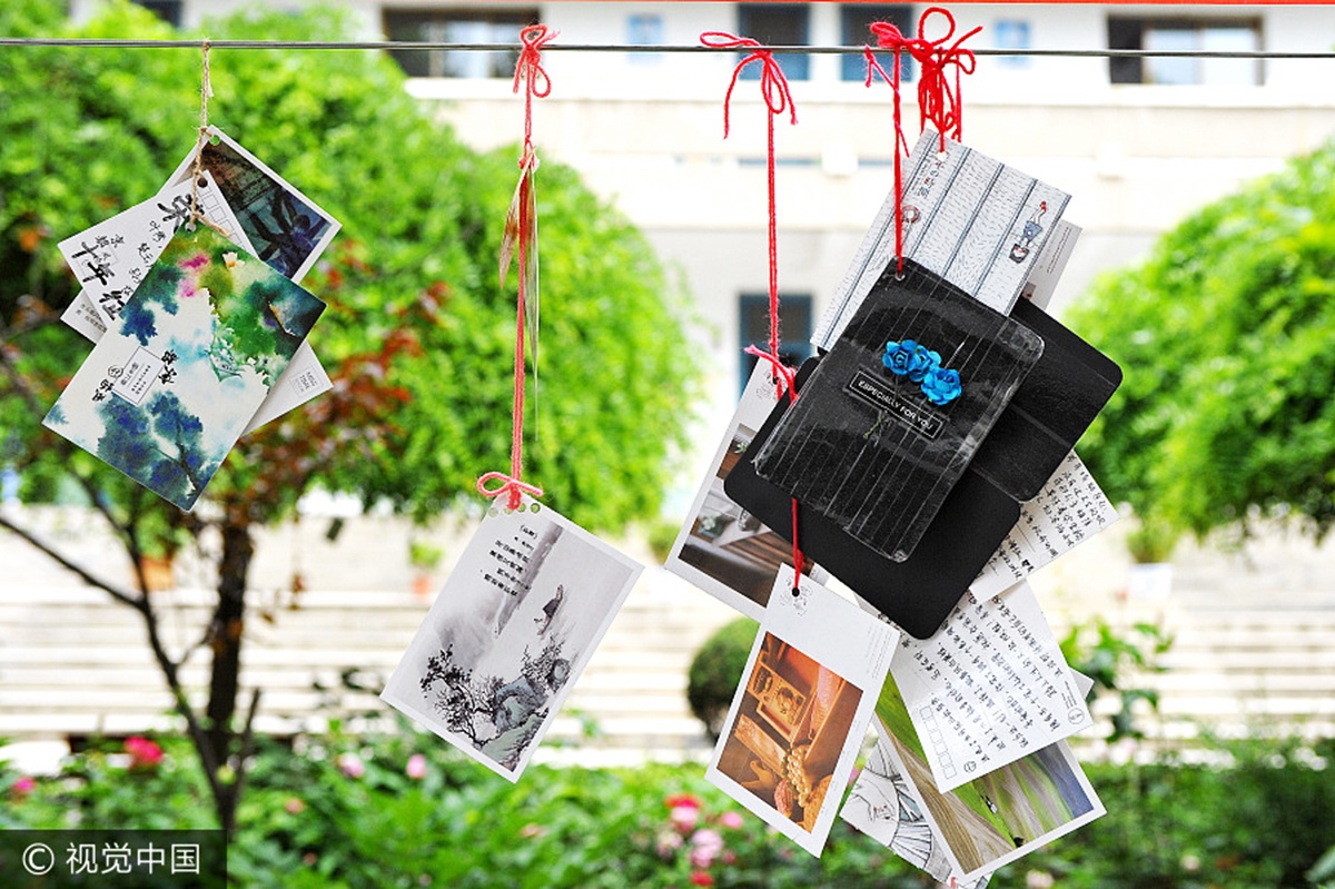 ky thi khac nghiet anh 10