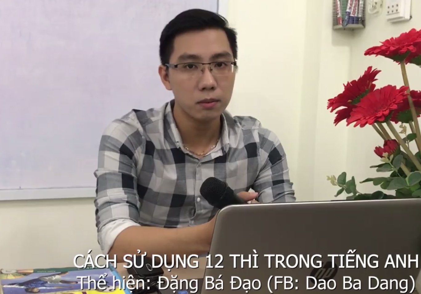 Thay giao Ba Dao day 12 thi tieng Anh qua ca khuc 'Duyen phan' hinh anh