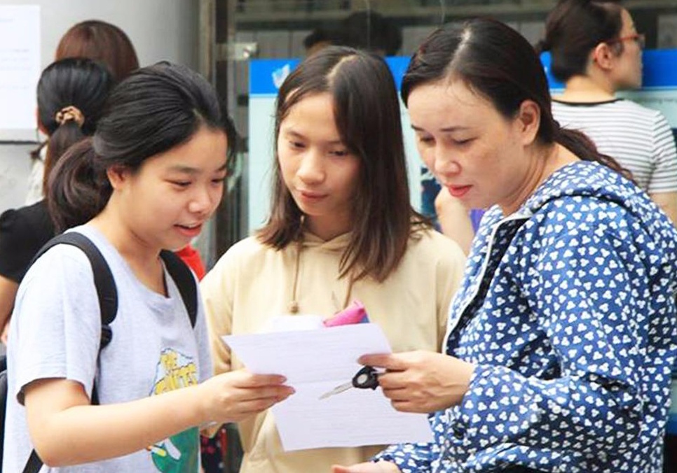 De thi Toan vao lop 10 truong THPT chuyen DH Su pham Ha Noi hinh anh