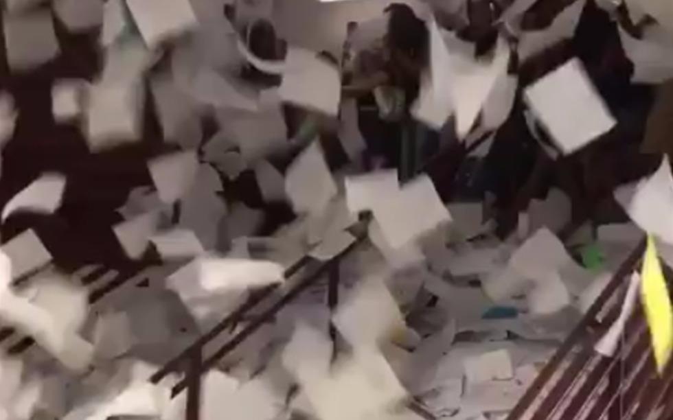 Hoc sinh My vut bai tap trang cau thang mung ngay tot nghiep hinh anh