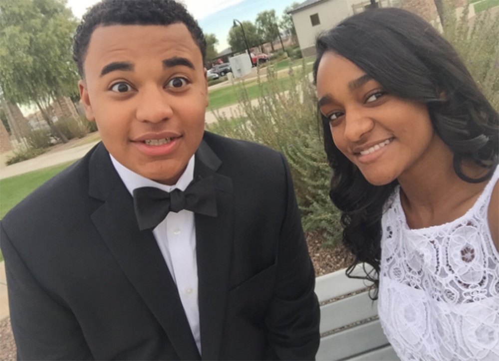 hoc sinh xe sach anh 1