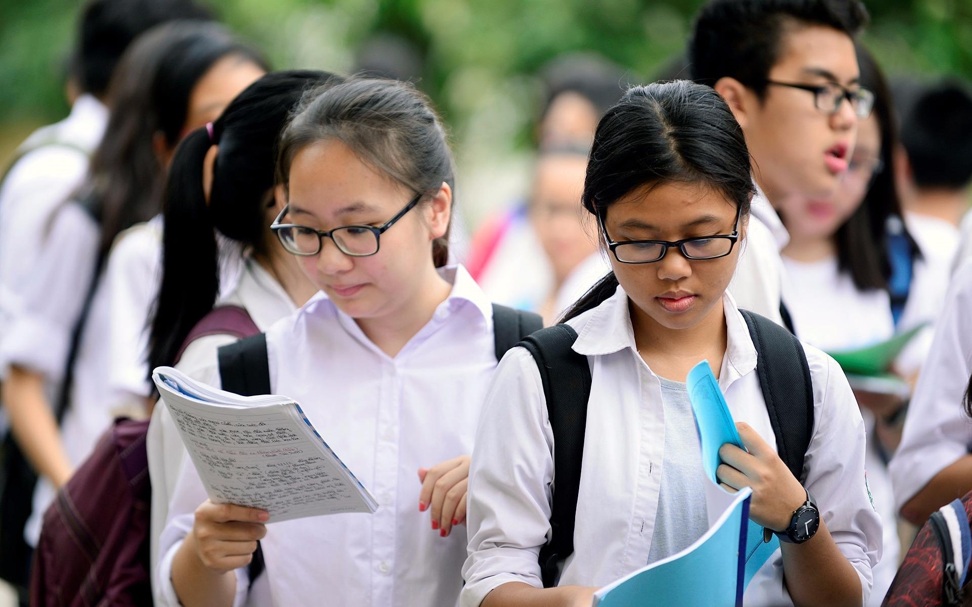 De thi Ngu van vao lop 10 truong THPT chuyen DH Su pham Ha Noi hinh anh