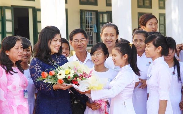 Giai cuu giao vien: 'Chung toi khong an may tren mo hoi cua phu huynh' hinh anh