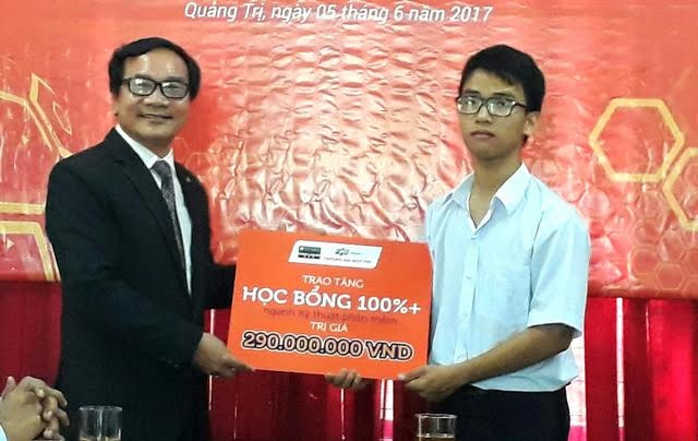 Nam sinh che tao canh tay robot nhan hoc bong 290 trieu dong hinh anh