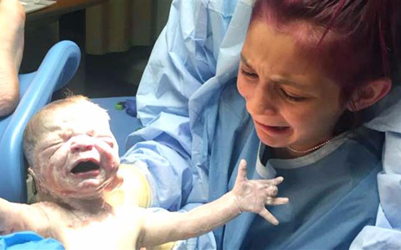 Co be 12 tuoi tu tay don em trai chao doi hinh anh