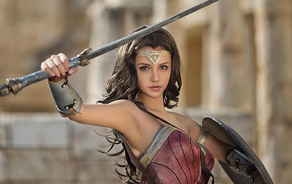 Co gai cosplay Wonder Woman dep khong kem ban goc hinh anh
