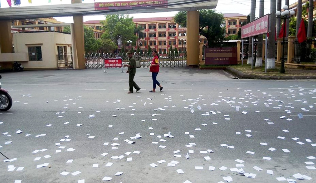 phao thi trắng sân trường ảnh 1 phao thi trang san truong anh 1