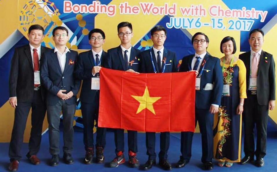 Doan Viet Nam doat 3 huy chuong vang Olympic Hoa hoc quoc te 2017 hinh anh