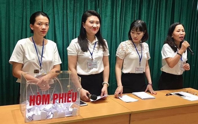 Truong hoc to chuc boc tham de tuyen sinh hinh anh