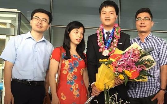 9X doat huy chuong vang Olympic Vat ly thich choi tennis va piano hinh anh