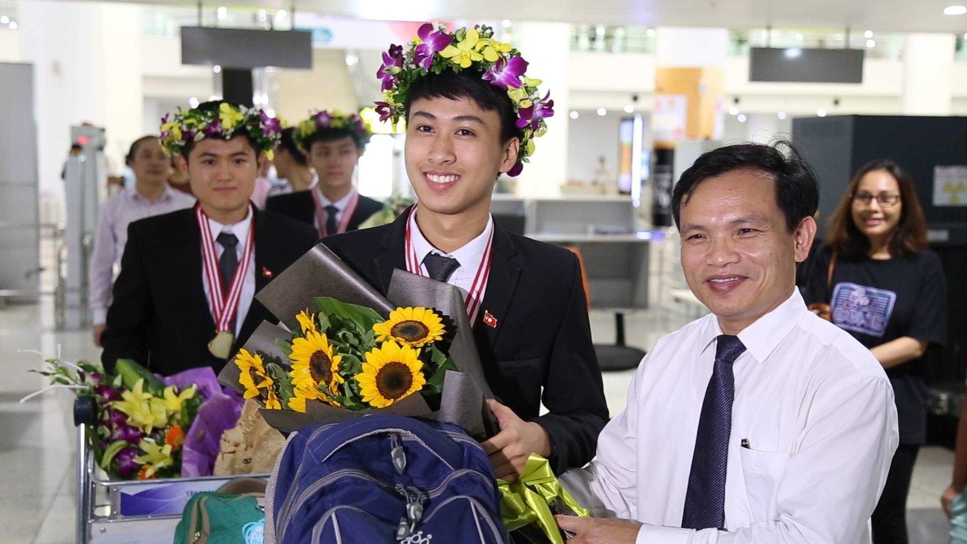 Doan hoc sinh Viet Nam du Olympic Vat ly ve den san bay Noi Bai hinh anh