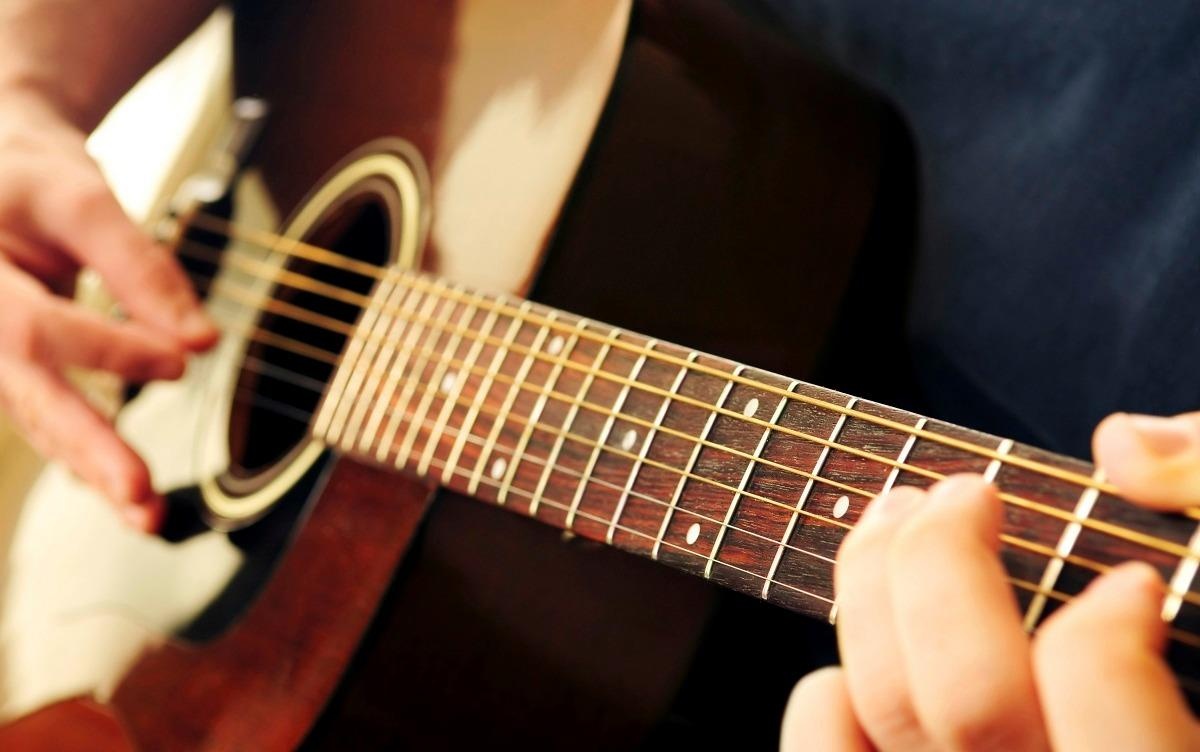 Bai toan tinh so hop am tren dan guitar hinh anh