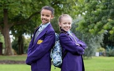 Cap song sinh khac mau da khien thay co bat ngo khi den lop hinh anh