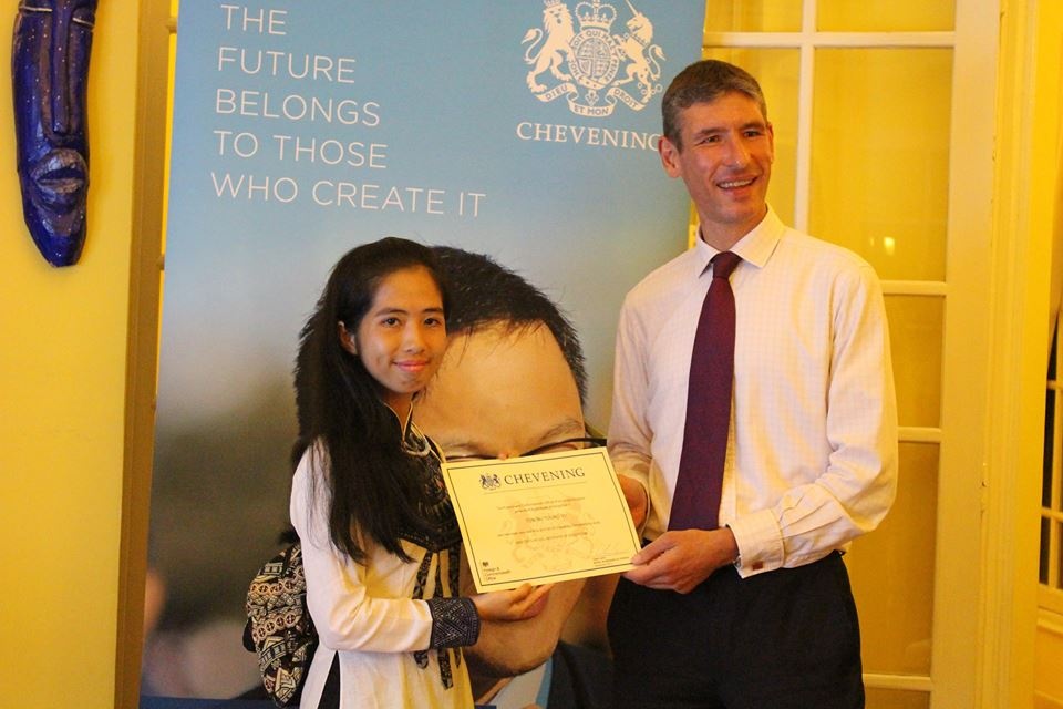 co gai gianh hoc bong danh gia anh 1