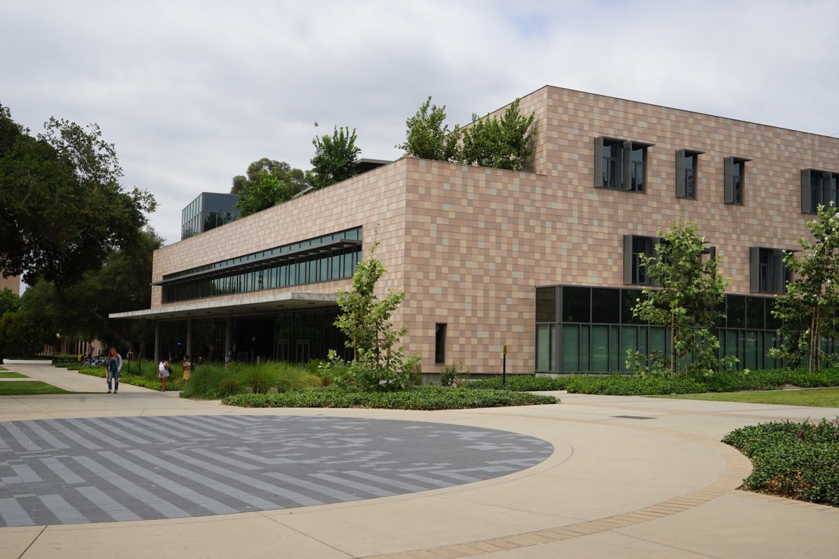 ben trong truong hoc anh 1