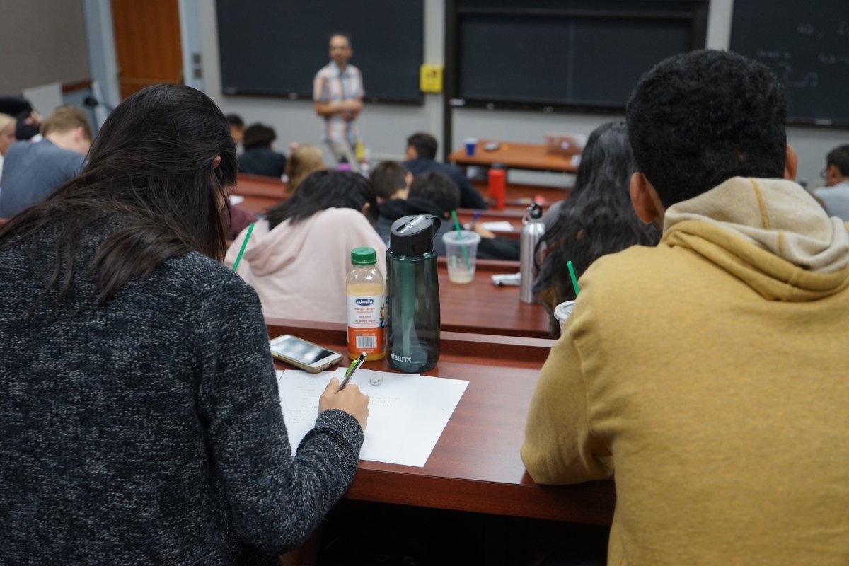 ben trong truong hoc anh 3