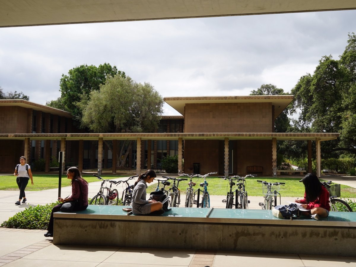 ben trong truong hoc anh 4