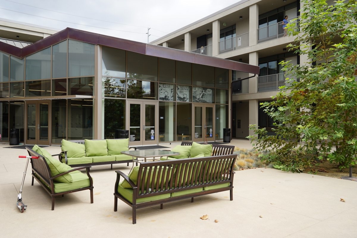 ben trong truong hoc anh 6