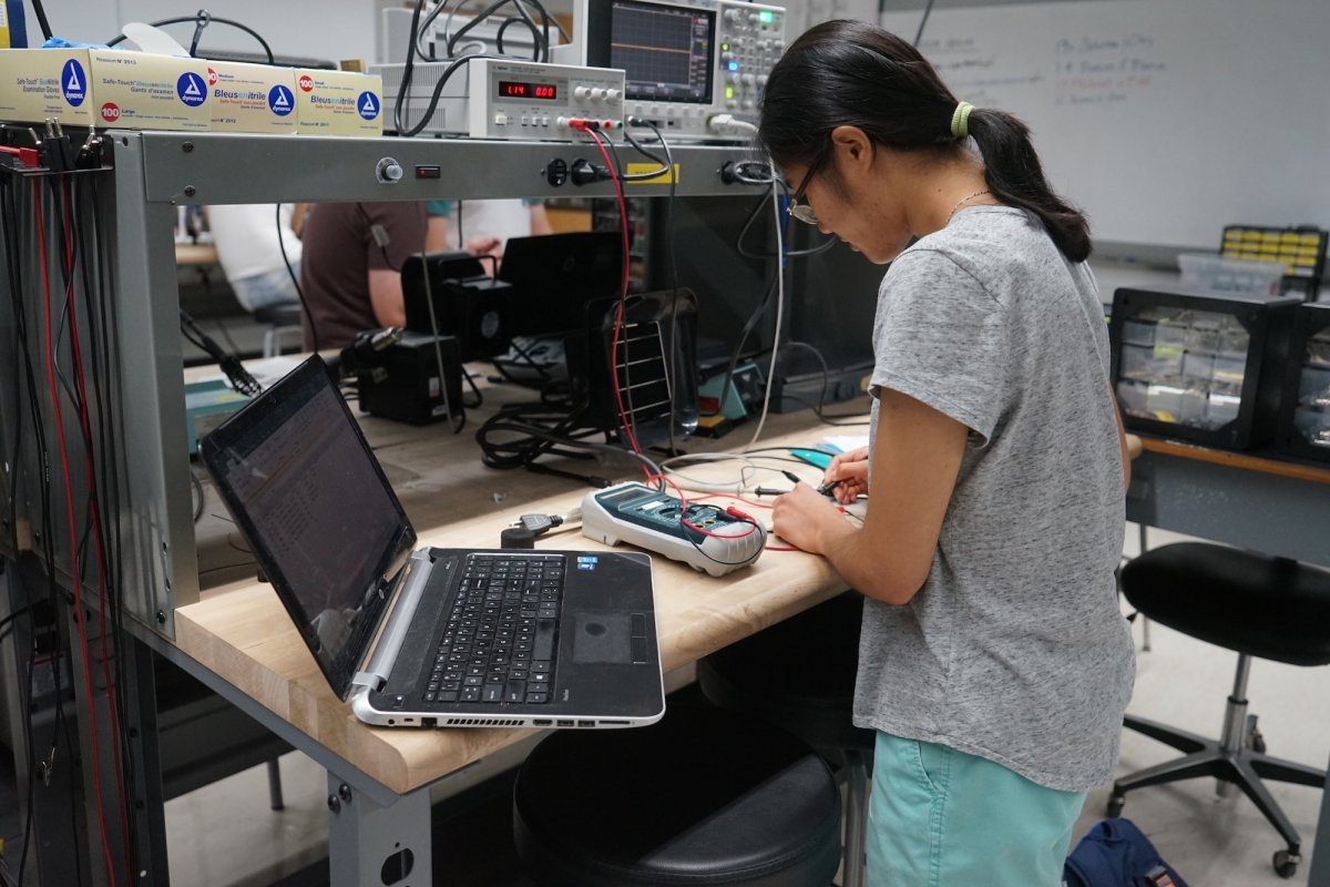 ben trong truong hoc anh 8