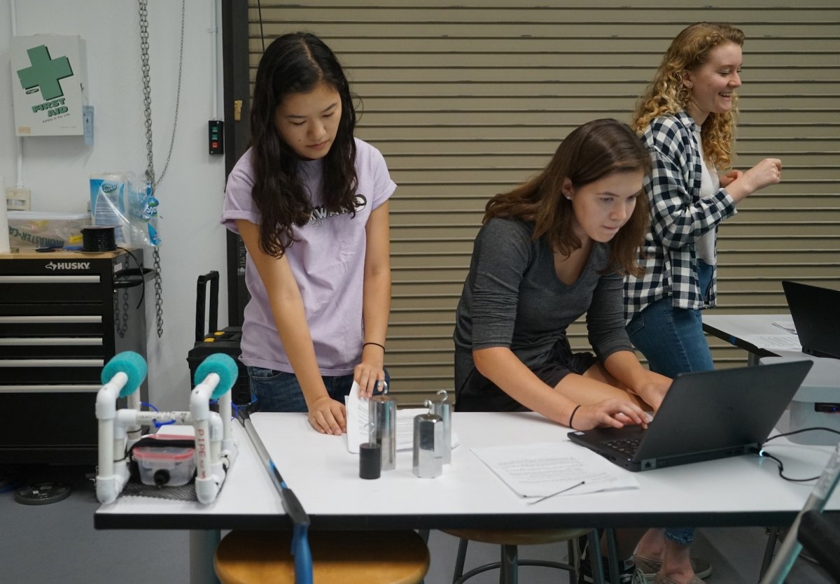 ben trong truong hoc anh 10