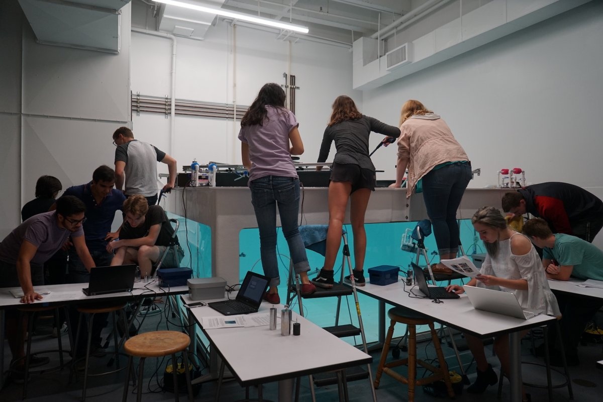 ben trong truong hoc anh 11