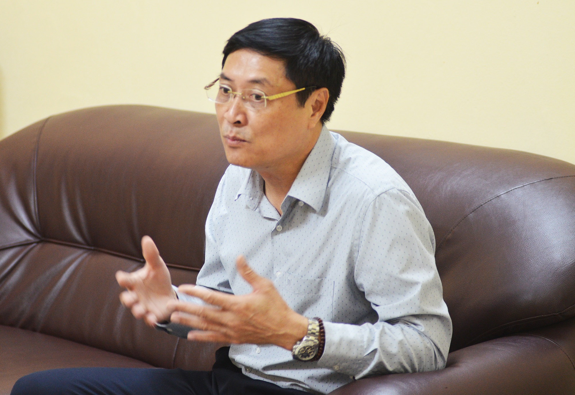 hieu truong dung chao hoc sinh anh 2