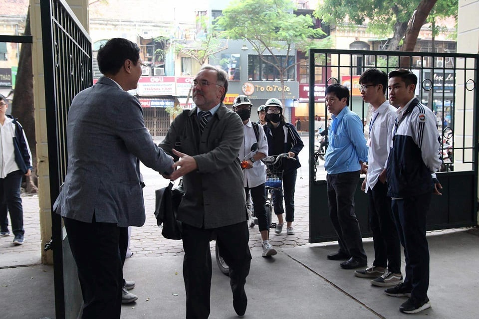 hieu truong dung chao hoc sinh anh 1