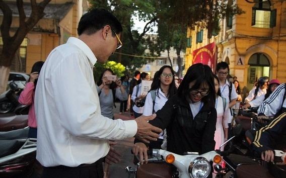 Thay Nguyen Quoc Binh don hoc sinh vao truong hinh anh