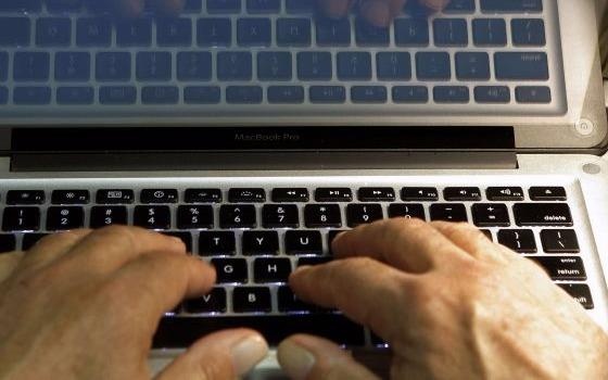 Du hoc sinh Viet vao tu vi dot nhap tai khoan cua giao su de sua diem hinh anh