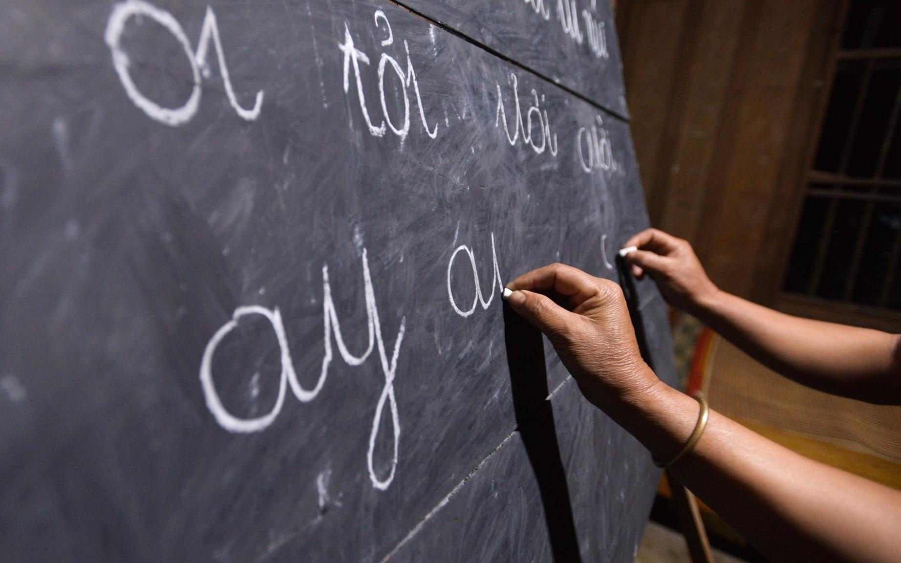 Phu nu dan toc Thai tap danh van trong lop hoc sau xoa mu hinh anh