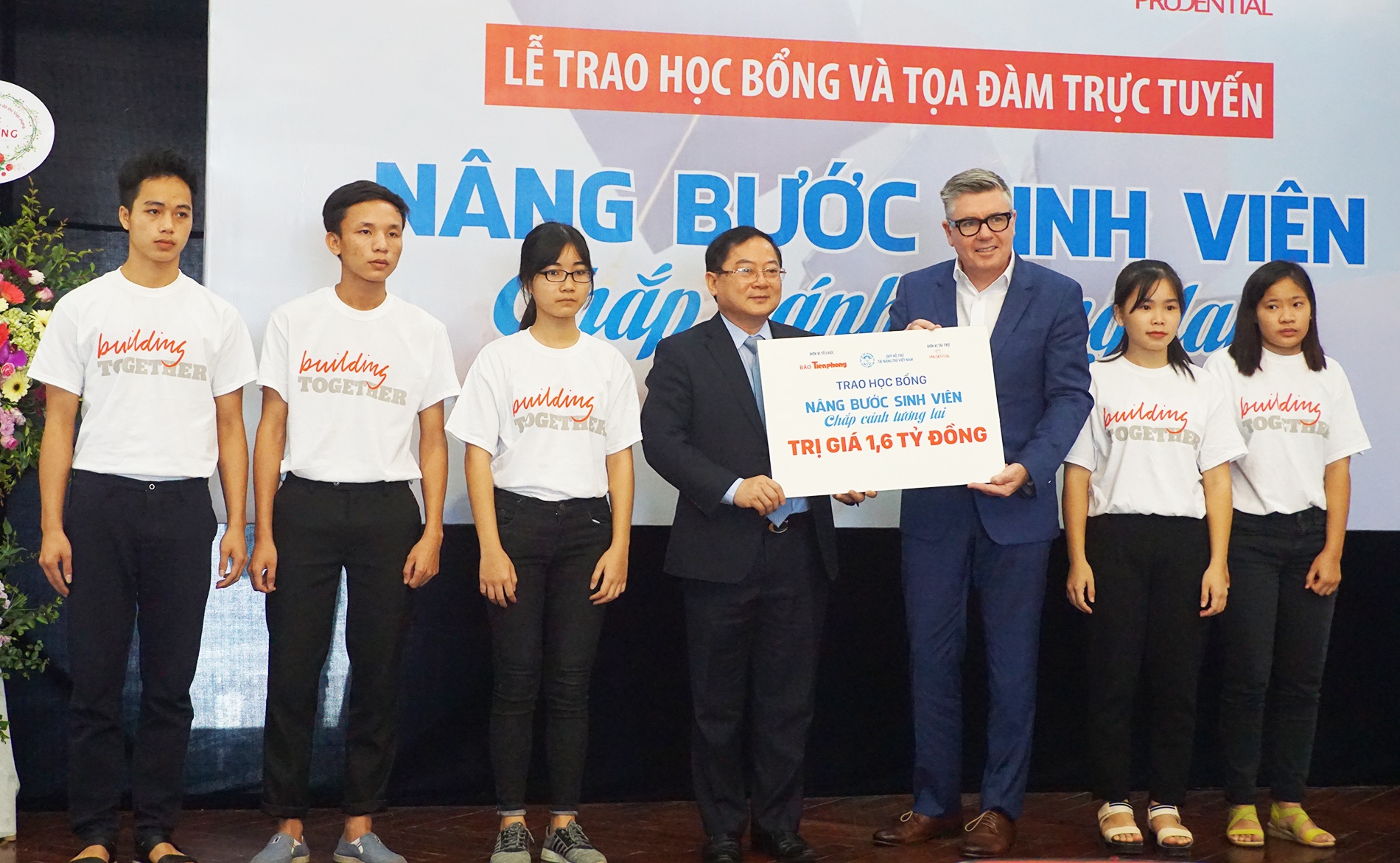 Quy hoc bong 1,6 ty dong nang buoc sinh vien ngheo hinh anh