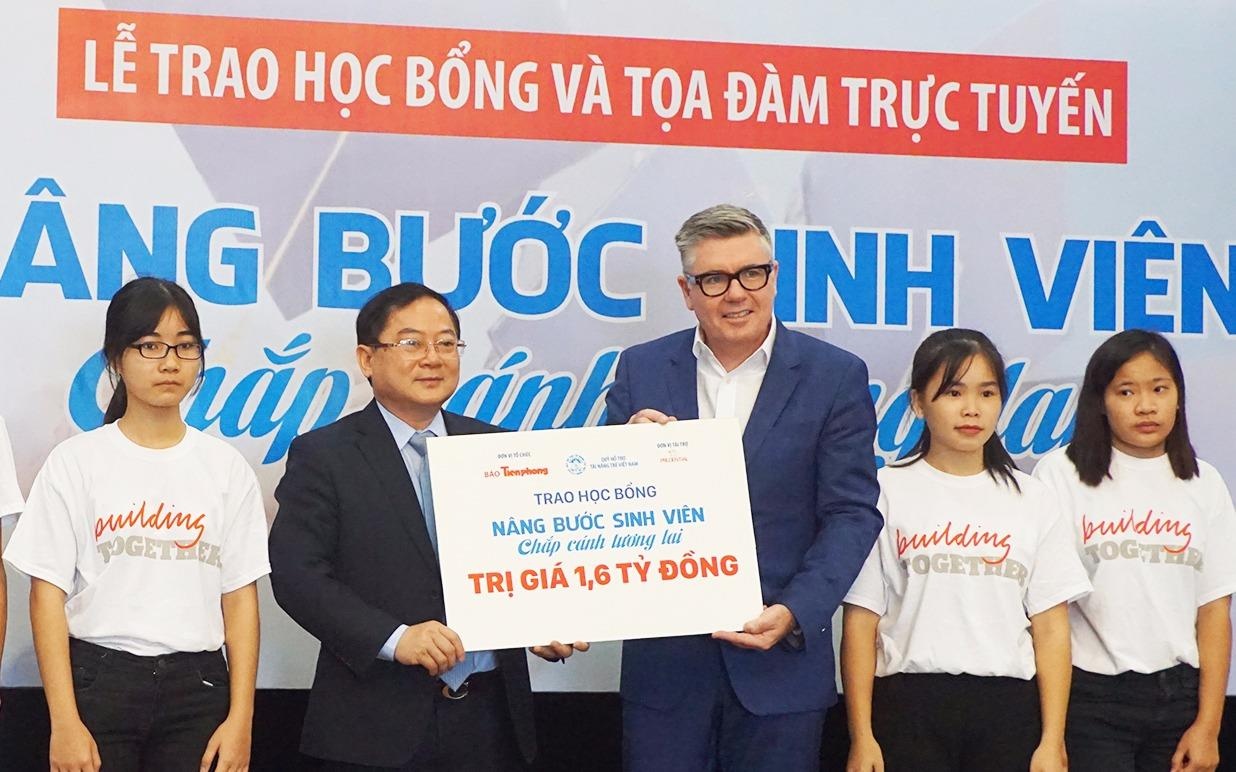 Quy hoc bong 1,6 ty dong nang buoc sinh vien ngheo hinh anh