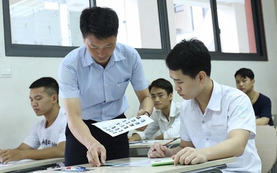 Sao lai khong phan biet bang dai hoc chinh quy va tai chuc? hinh anh