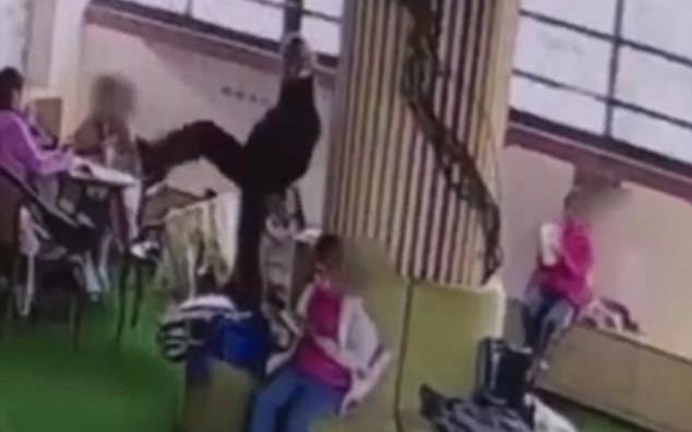 Thay giao bat nu sinh ngui chan minh hinh anh