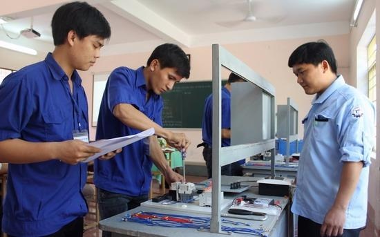 Doanh nghiep 'venh' nha truong, sinh vien nghe khong co viec lam hinh anh