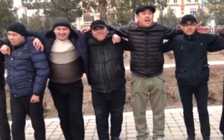 Co dong vien Uzbekistan an mung doi nha gianh chien thang hinh anh