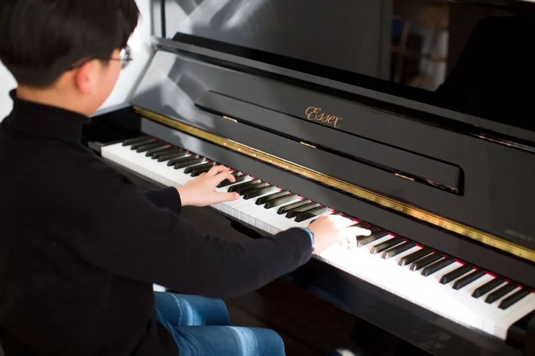 cậu bé thành thạo 3 ngoại ngữ ảnh 3 cau be thanh thao 3 ngoai ngu anh 3
