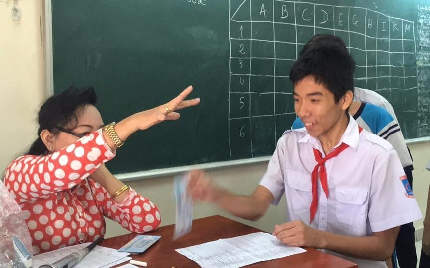 Phong cach mung tuoi sang chanh cua co giao Sai Gon hinh anh