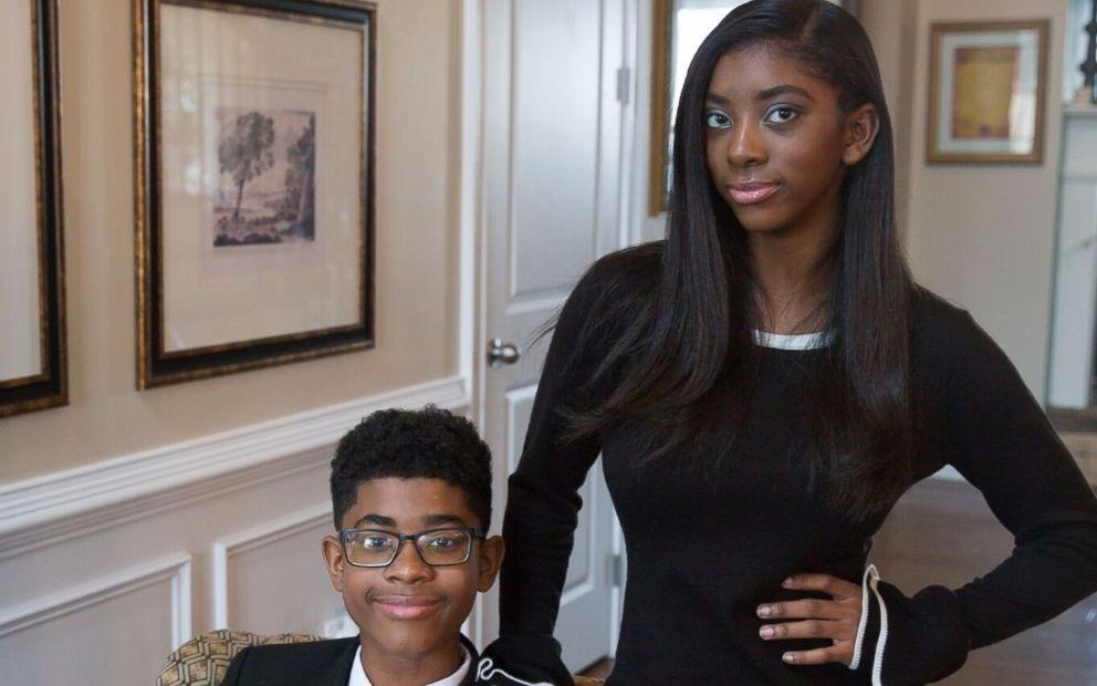 Hai chi em tao ung dung giup nguoi tre vuot qua khung hoang tam ly hinh anh