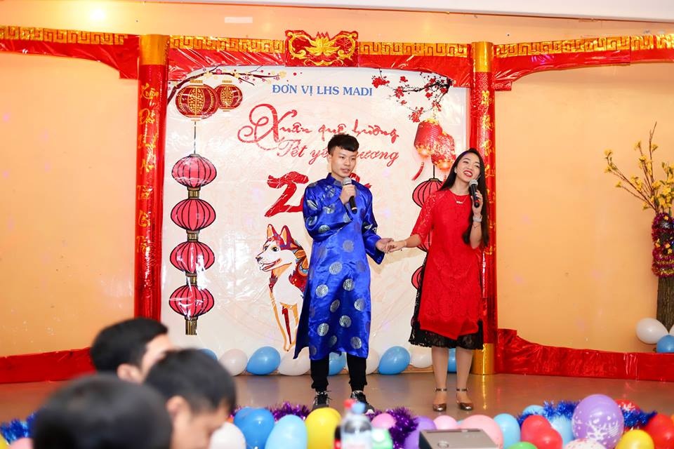 du hoc sinh don tet anh 6