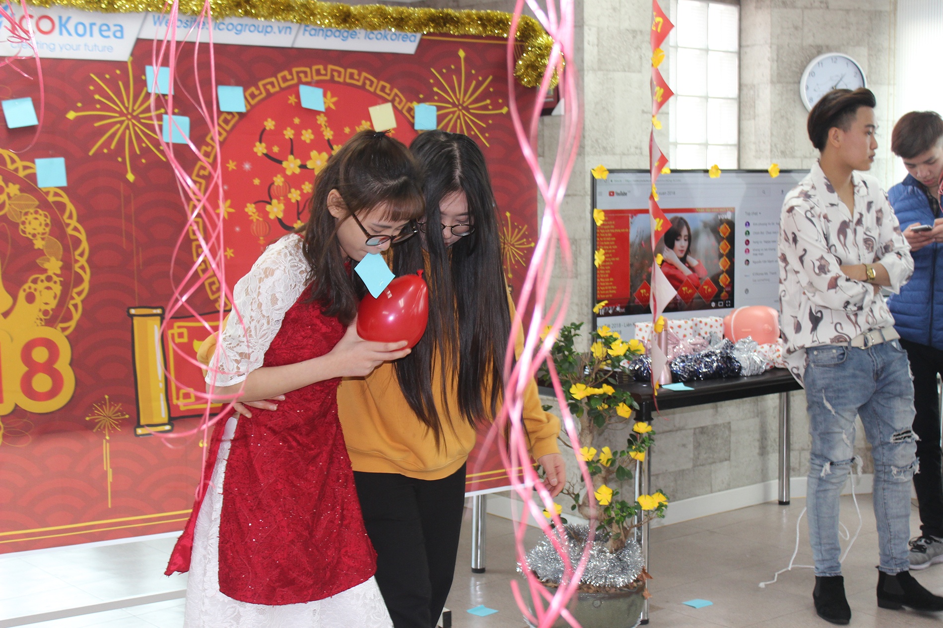 du hoc sinh don Tet anh 6