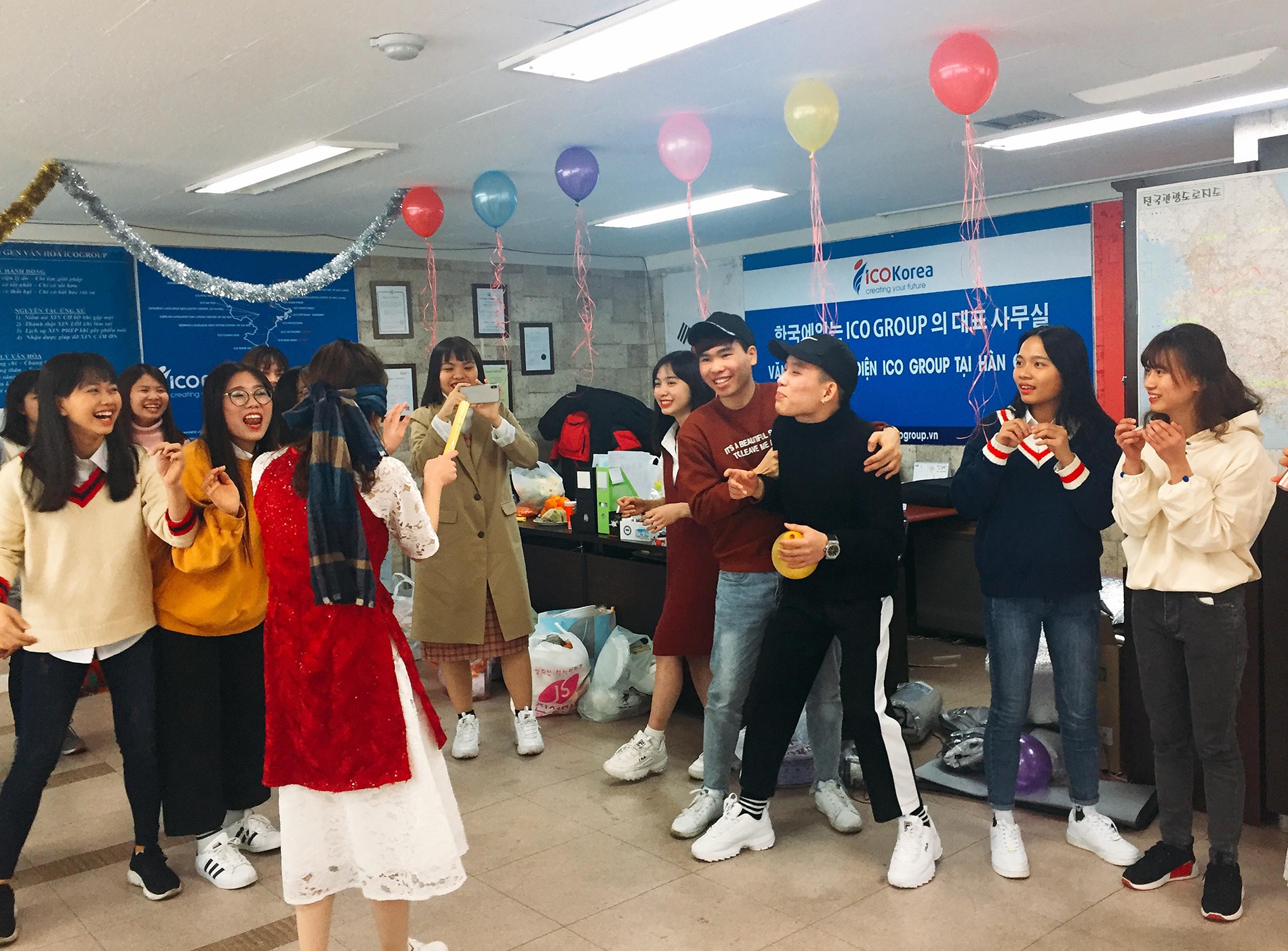 du hoc sinh don Tet anh 7