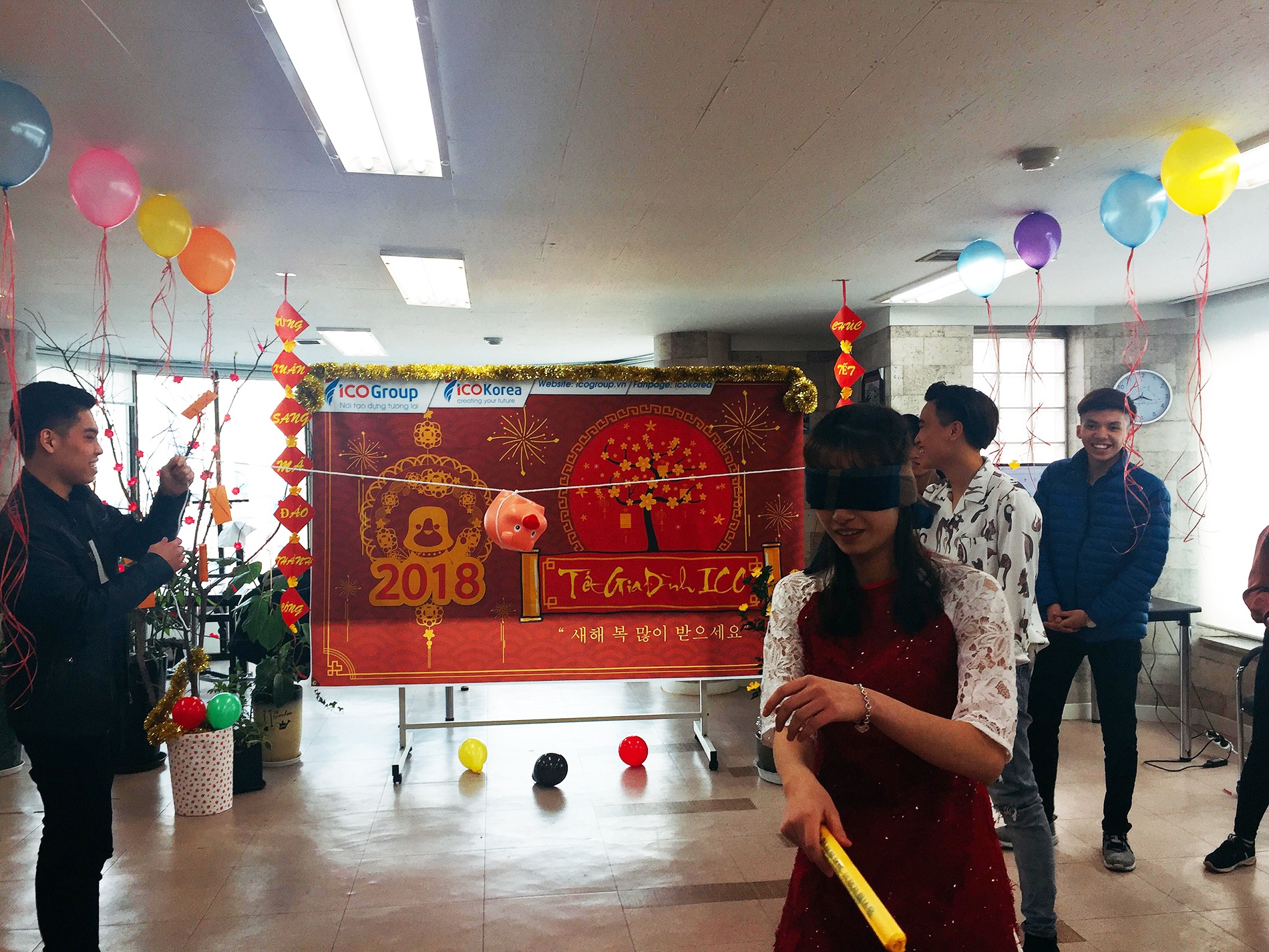 du hoc sinh don Tet anh 8